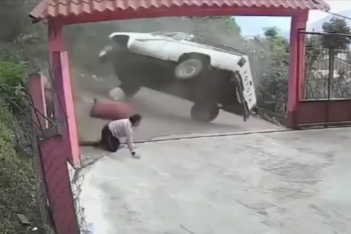Video expone aparatoso accidente en Huehuetenango que pudo terminar en tragedia., Captura de pantalla video de X.
