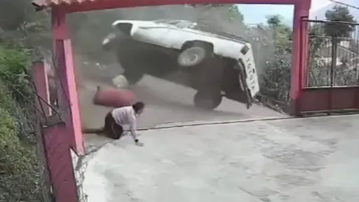 Video expone aparatoso accidente en Huehuetenango que pudo terminar en tragedia. ,Captura de pantalla video de X.