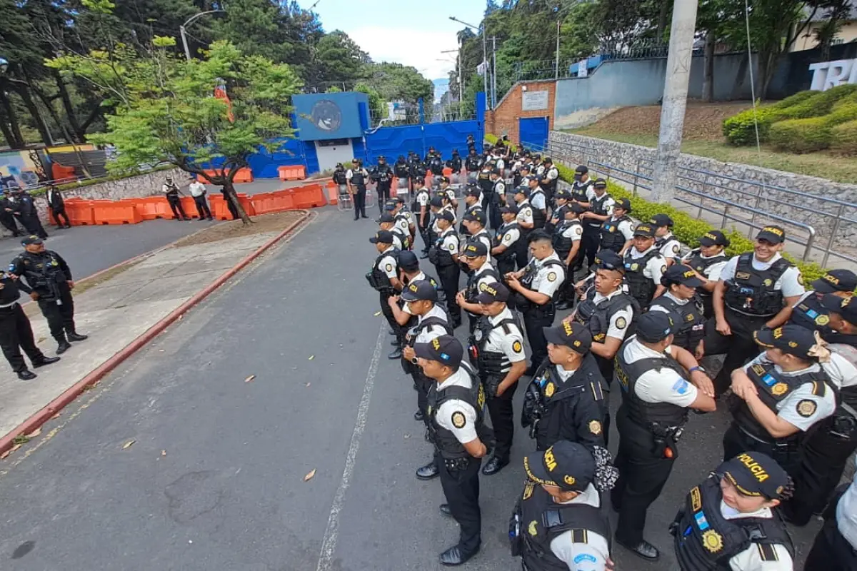 Presencia de agentes de PNC y fiscales del MP en ingreso de la Usac., Omar Solís/Emisoras Unidas