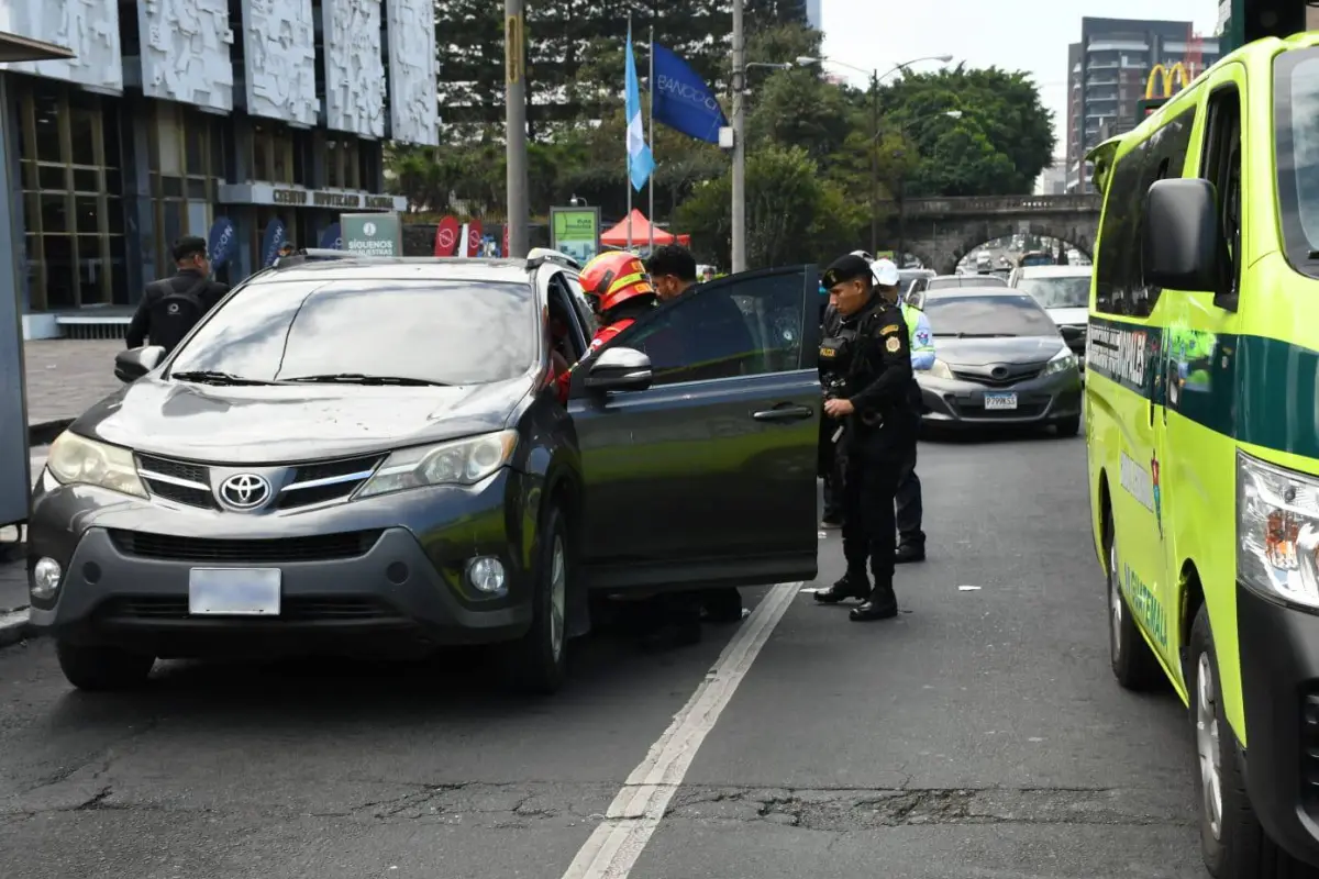 El conductor fue atacado a balazos en un sector de la zona 1., Bomberos Municipales