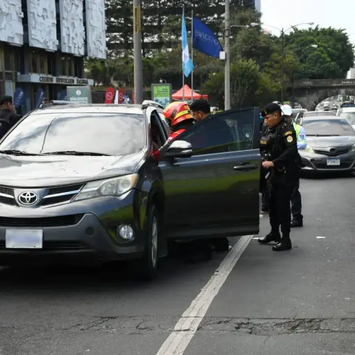 El conductor fue atacado a balazos en un sector de la zona 1. ,Bomberos Municipales