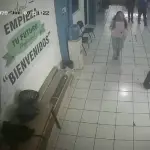 Estudiantes desarmaron y detuvieron al adolescente que mató a dos maestras en preparatoria de Michoacán. ,Captura de pantalla