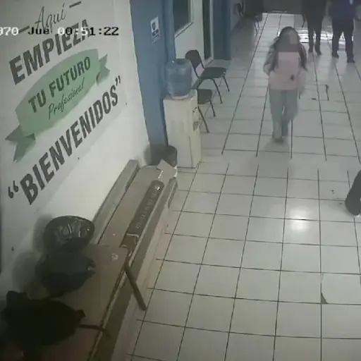 Estudiantes desarmaron y detuvieron al adolescente que mató a dos maestras en preparatoria de Michoacán. ,Captura de pantalla