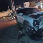 Vehículo se empotra contra barrera en zona 10 y es abandonadot
