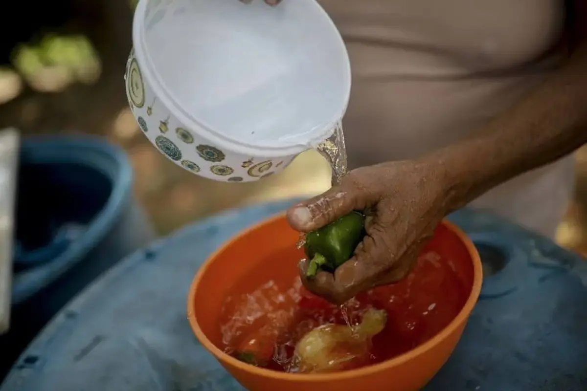 Imagen ilustrativa del uso de agua y manejo de alimentos., EFE