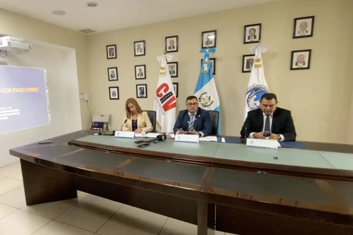 Autoridades del Ministerio de Comunicaciones brindan conferencia de prensa el jueves, 30 de abril de 2026., CIV