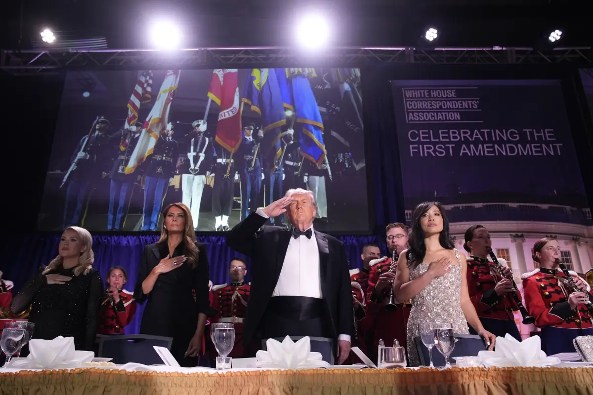 La secretaria de prensa de la Casa Blanca, Karoline Leavitt, la primera dama Melania Trump, el presidente de EE.UU., Donald Trump, y la corresponsal sénior de la Casa Blanca de CBS News, Weijia Jiang., Foto EFE