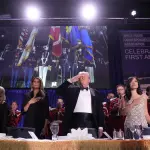 La secretaria de prensa de la Casa Blanca, Karoline Leavitt, la primera dama Melania Trump, el presidente de EE.UU., Donald Trump, y la corresponsal sénior de la Casa Blanca de CBS News, Weijia Jiang. ,Foto EFE