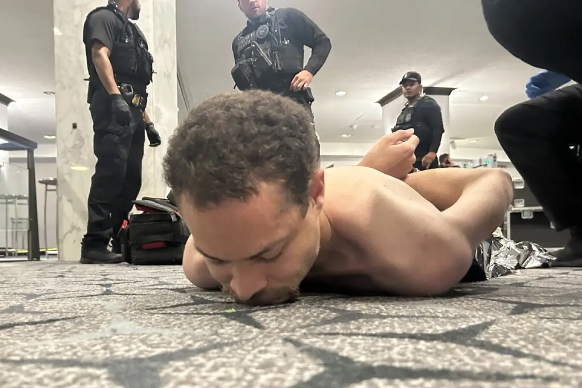 Fotografía difundida en la cuenta oficial @realDonaldTrump de la red social Truth del presidente de los Estados Unidos, Donald Trump, donde se muestra al supuesto tirador arrestado por agentes del Servicio Secreto , Foto EFE