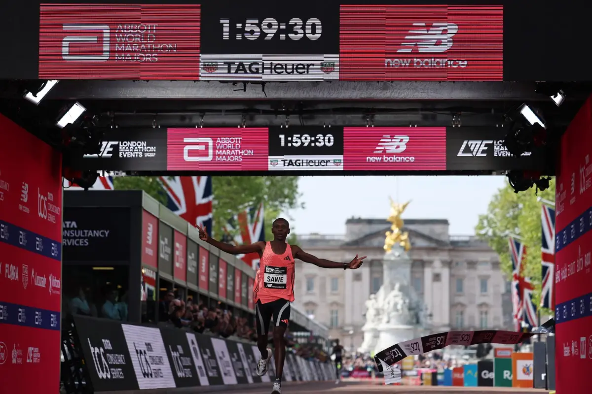 El keniano Sebastián Sawe impone nuevo récord mundial en maratón - EFE