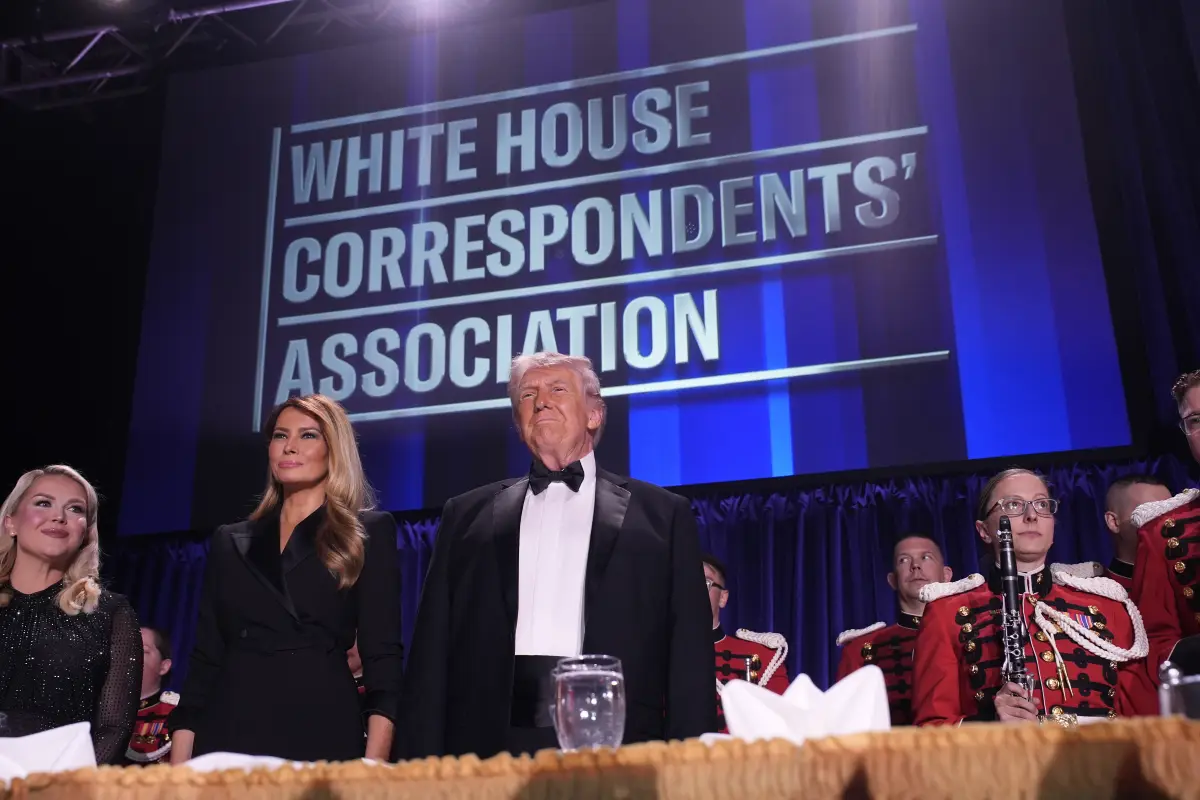El presidente de Estados Unidos, Donald Trump, junto a la primera dama, Melania Trump, durante la Cena de Corresponsales de la Casa Blanca., Foto EFE