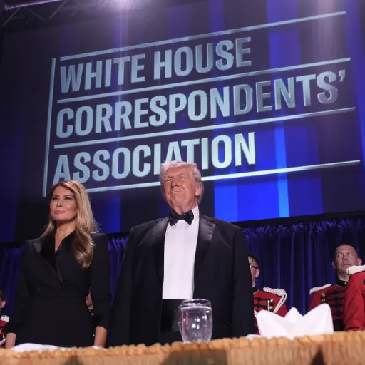El presidente de Estados Unidos, Donald Trump, junto a la primera dama, Melania Trump, durante la Cena de Corresponsales de la Casa Blanca. ,Foto EFE