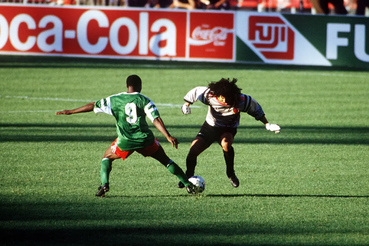 Roger Milla y René Higuita disputan un balón en el Camerún vs. Colombia en 1990 - FIFA