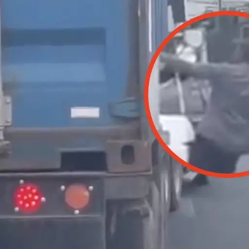 Conductor armado en San José Pinula.  ,Captura de pantalla video de X.