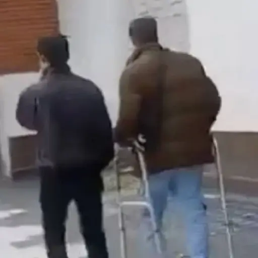 Acusan a hombre de fingir discapacidad para entrar a un banco. ,Captura de pantalla video de X.