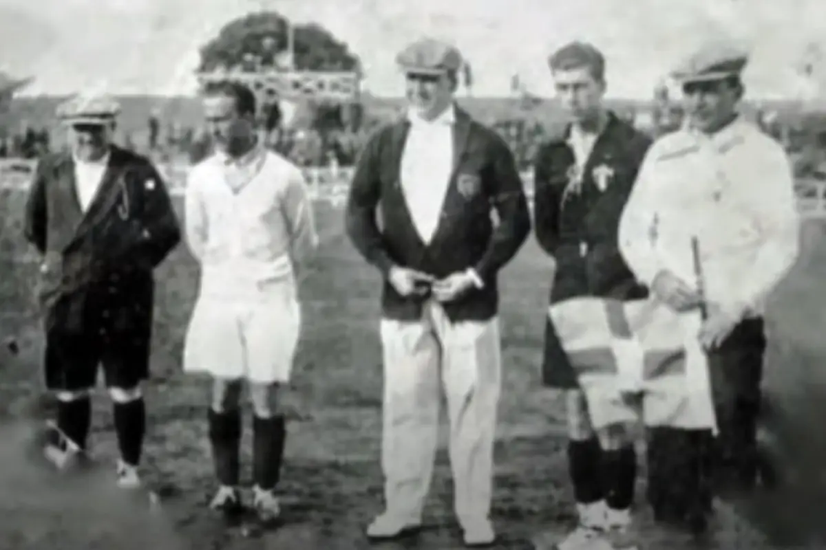 Árbitro brasileño Almeida Rego se confundió y pitó el final del partido Argentina-Francia en el minuto 84