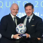 Conmebol le pide a Infantino aceptar nueva candidatura para presidir FIFAt