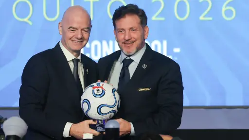 Conmebol le pide a Infantino aceptar nueva candidatura para presidir FIFA