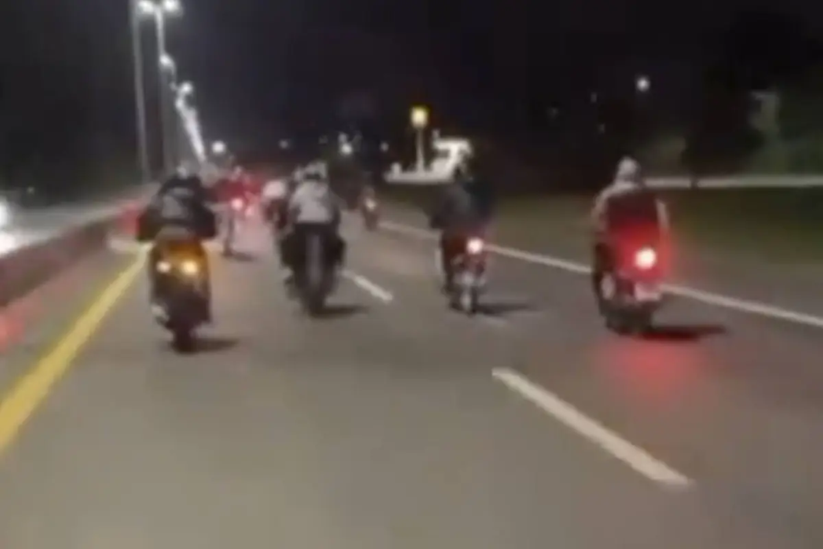Motorista graba la tragedia en plena rodada., Captura de pantalla video de X.