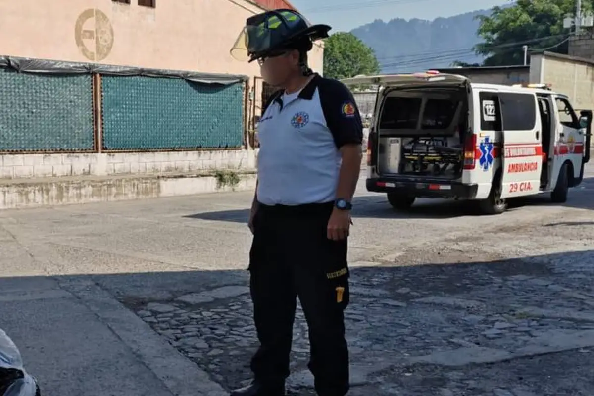 El cuerpo fue abandonado en la vía pública en un sector de Amatitlán., Bomberos Voluntarios