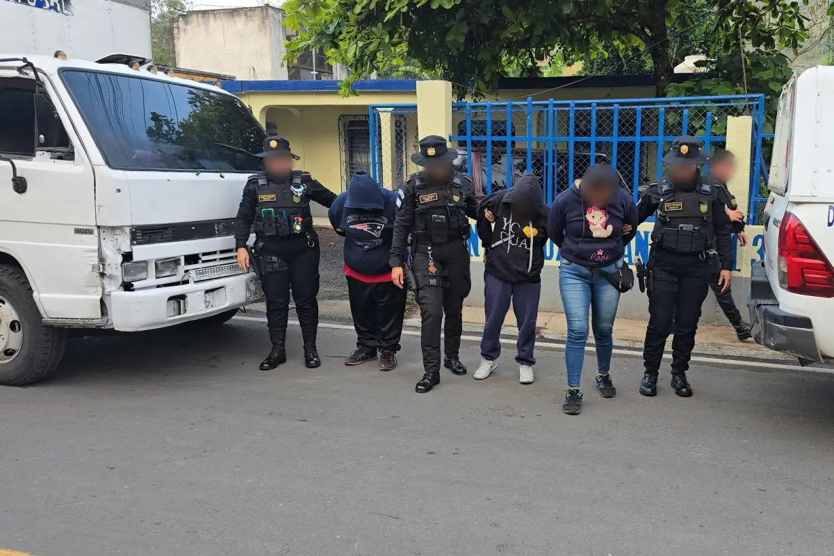 Las sospechosas son presunts integrantes de la estructura “Las Tres Mosqueteras” en un operativo en Santa Rosa., PNC