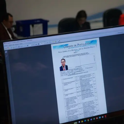 Momento en el que la comisión de postulación para elegir fiscal general y jefe del MP evalúa el expediente del ministro de Gobernación, Marco Antonio Villeda, en la sesión del viernes 24 de abril. ,Omar Solís/Emisoras Unidas