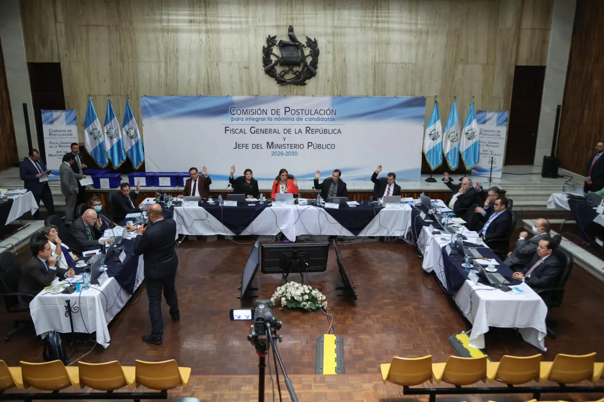 Personas participan durante la sesión de la llamada Comisión Postuladora para elegir candidatos a fiscal general y jefe del Ministerio Público para el período 2026-2030, este viernes, en Ciudad de Guatemala (Guatemala),  EFE
