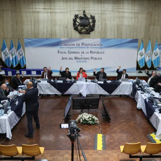 Personas participan durante la sesión de la llamada Comisión Postuladora para elegir candidatos a fiscal general y jefe del Ministerio Público para el período 2026-2030, este viernes, en Ciudad de Guatemala (Guatemala) , EFE