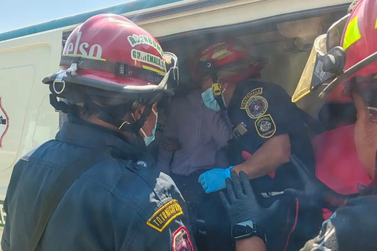 Los cuerpos de socorro atendieron a varios menores de edad y maestros a causa de una intoxicación por consumo de alimentos., Bomberos Municipales Departamentales. 