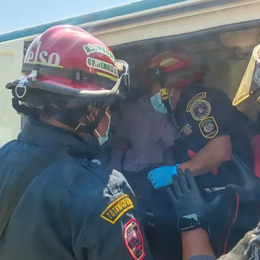 Los cuerpos de socorro atendieron a varios menores de edad y maestros a causa de una intoxicación por consumo de alimentos. ,Bomberos Municipales Departamentales. 