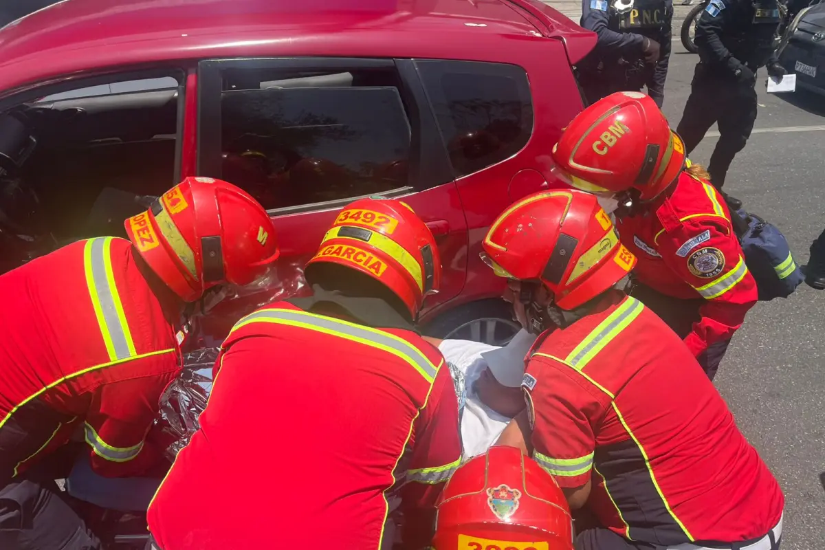 Atacan a conductor en calzada Roosevelt. , Bomberos Municipales.