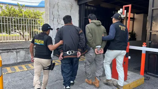 Capturan a retornados requeridos por asesinato, conspiración y violencia. ,PNC.