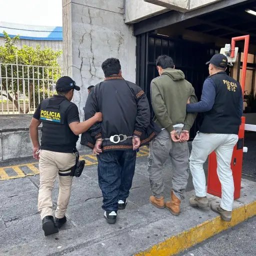 Capturan a retornados requeridos por asesinato, conspiración y violencia. ,PNC.