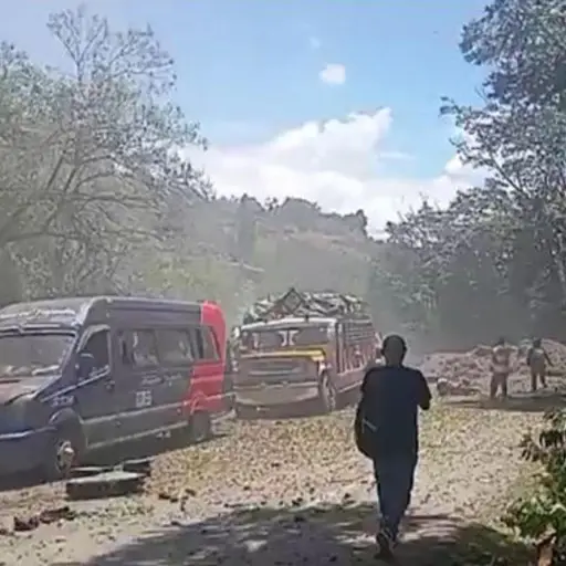 Fotografía tomada a través de rastreo de redes que muestra vehículos afectados tras un atentado terrorista que destruyó este sábado un tramo de la Vía Panamericana, carretera del suroeste de Colombia, sin que se haya informado inicialmente de muerto , EFE/ Rastreo de Redes