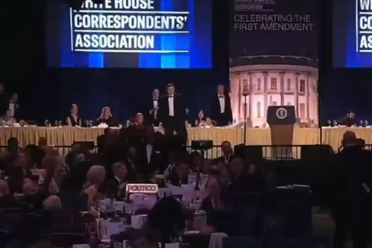 Medios de EE. UU. mostraron como los agentes del Servicio Secreto protegieron al presidente, Donald Trump., Captura de pantalla.