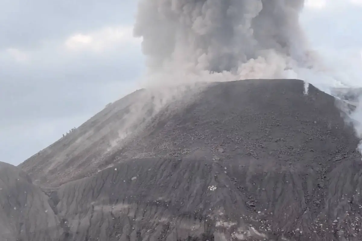 Turistas huyendo tras fuerte explosión del volcán Santiaguito., Captura de pantalla video de X.