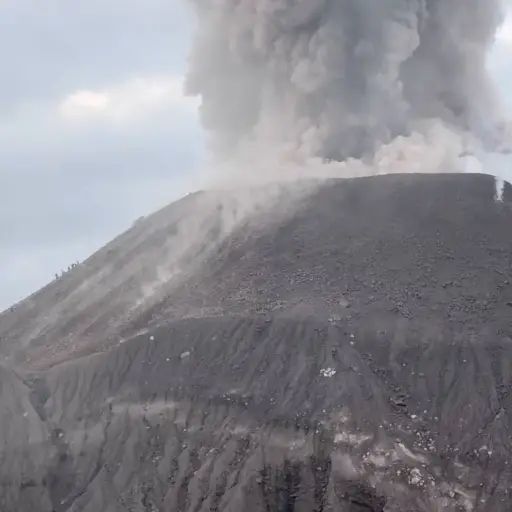 Turistas huyendo tras fuerte explosión del volcán Santiaguito. ,Captura de pantalla video de X.