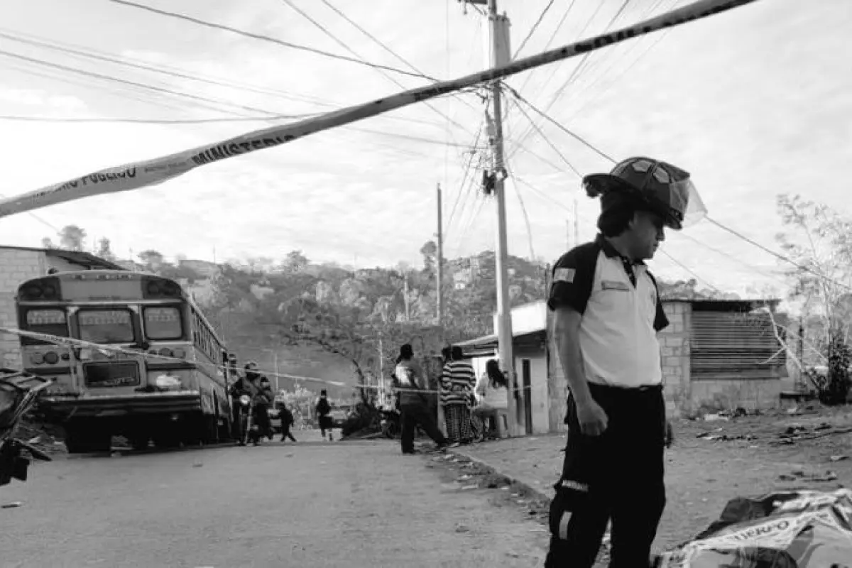 La víctima mortal permanece a un costado del estacionamiento de buses en Altos de Santa María., Bomberos Voluntarios