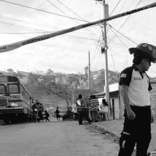 La víctima mortal permanece a un costado del estacionamiento de buses en Altos de Santa María. ,Bomberos Voluntarios