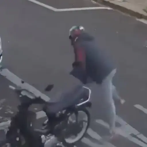 Motoladrón que termina baleado y atropellado. ,Captura de pantalla video de X.