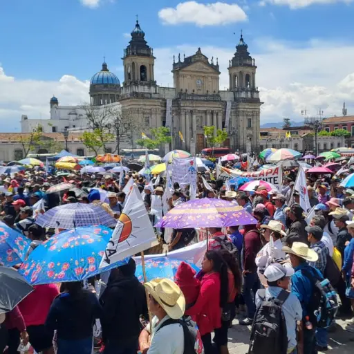 Personas participan durante una protesta para exigir al presidente Bernardo Arévalo la designación de un fiscal general independiente y el fin de la impunidad en el país, este miércoles 22 de abril, en Ciudad de Guatemala. ,Omar Solís/Emisoras Unidas