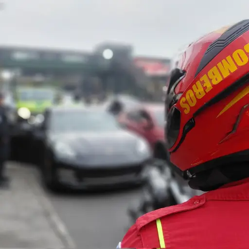 Bomberos auxiliaron a los ocupantes del vehículo. ,Foto Bomberos Municipales