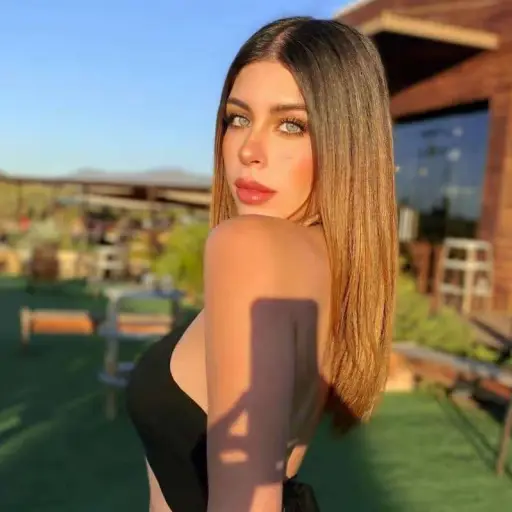 Carolina Flores ,Instagram