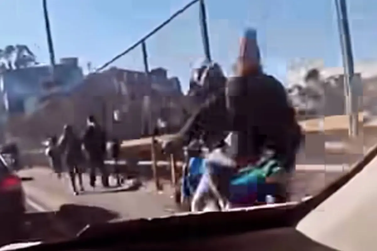 Motoristas invaden banqueta del puente El Incienso., Captura de pantalla video de Facebook.