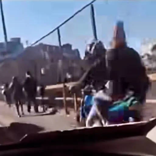 Motoristas invaden banqueta del puente El Incienso. ,Captura de pantalla video de Facebook.