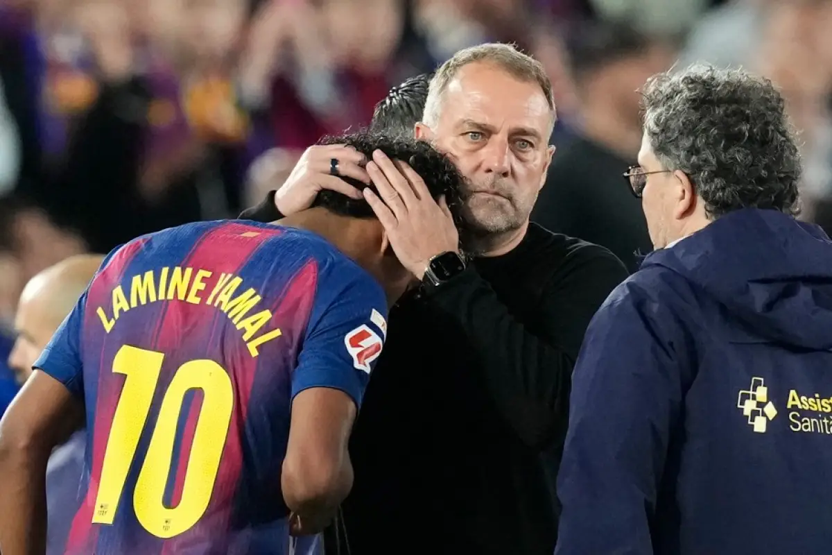 Hansi Flick consuela a Lamine Yamal, quien salió lesionado frente al Celta de Vigo 
