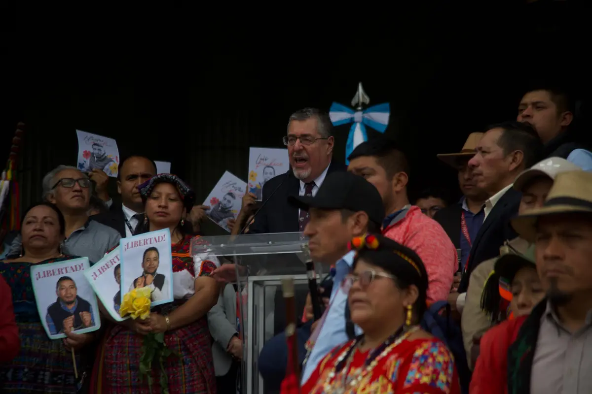 El presidente Bernardo Arévalo emitió un pronunciamiento junto con los integrantes de los 48 Cantones de Totonicapán que exigen la liberación de los exlíderes indígenas Luis Pacheco y Héctor Chaclan., Omar Solís/Emisoras Unidas