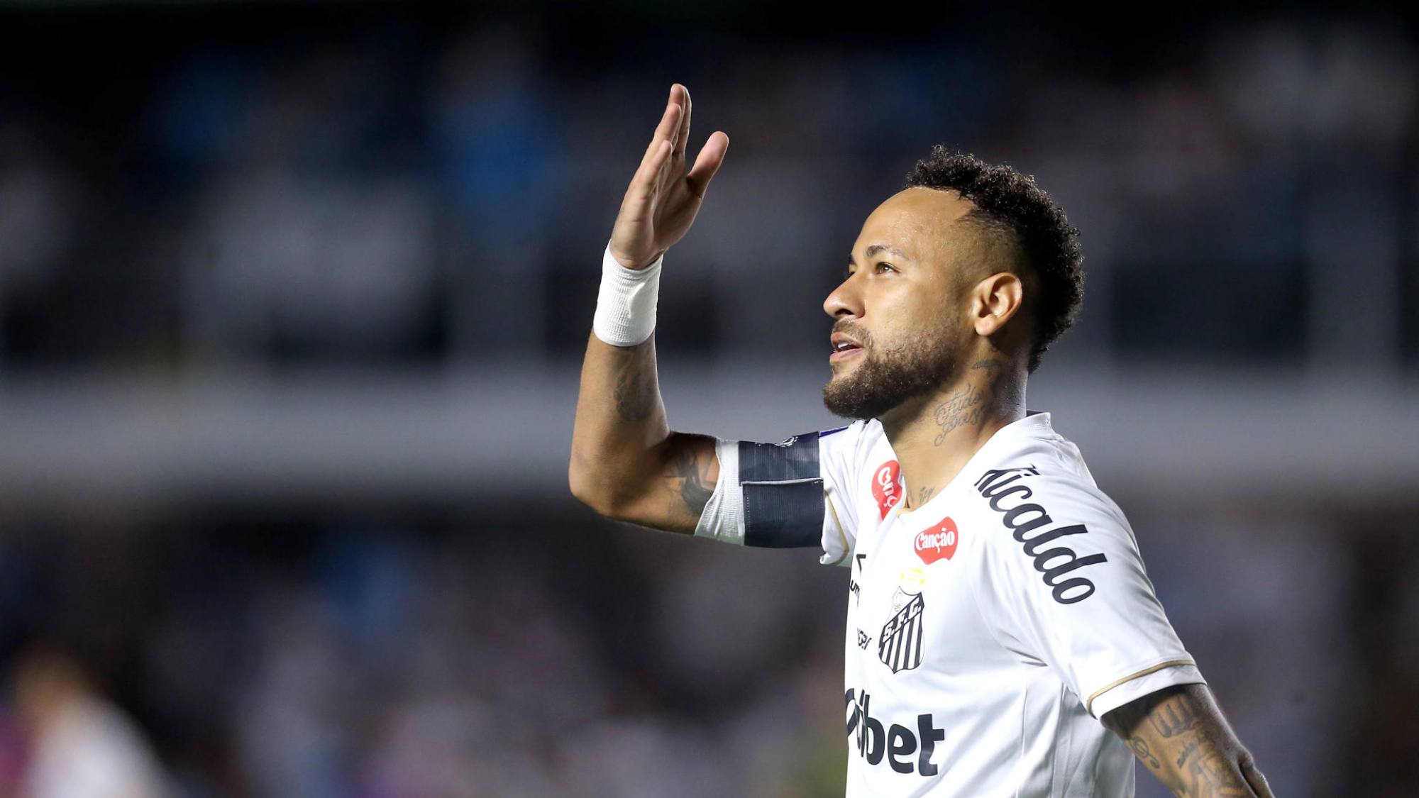 Neymar es expulsado en Brasil por taparse la boca mientras discutía con un rival