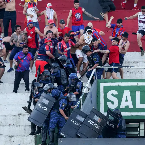 Suspendido el clásico paraguayo por violencia - EFE