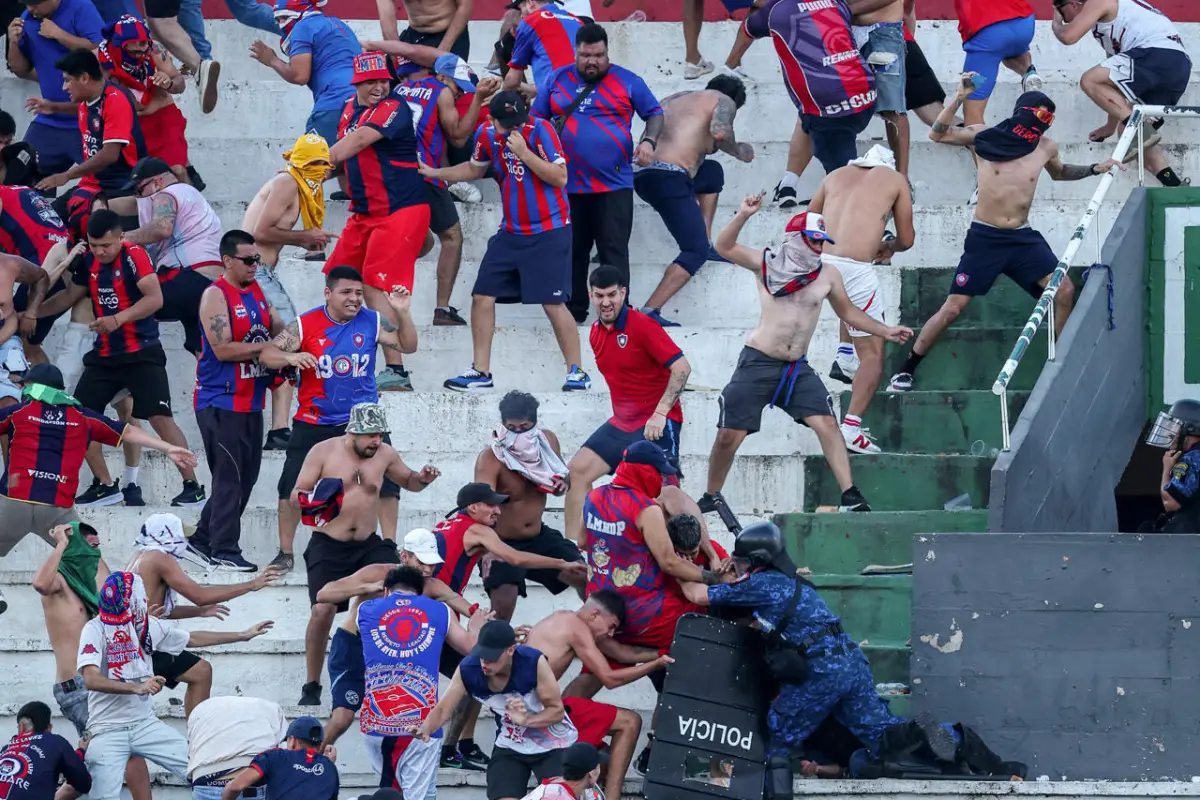 Suspendido el clásico paraguayo por violencia - EFE
